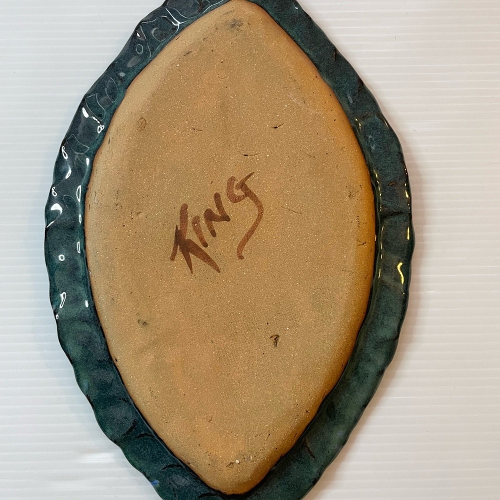 Studio Pottery Leaf Shaped Tray Scalloped Edge Herbal Motif 10” Signed KING - Picture 2 of 5